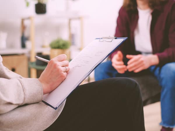 Authentische Dialoge schreiben: So bringst du echte Gespräche auf die Seite